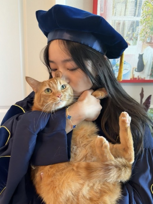 Dingqi with her cat 面条